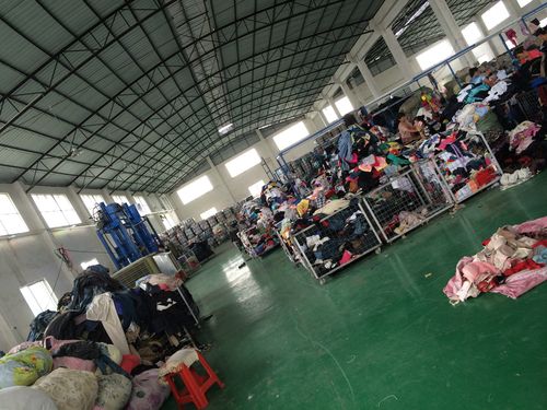 本工厂大量提供旧衣服,鞋子,包包和被单被罩等纺织品和皮货.