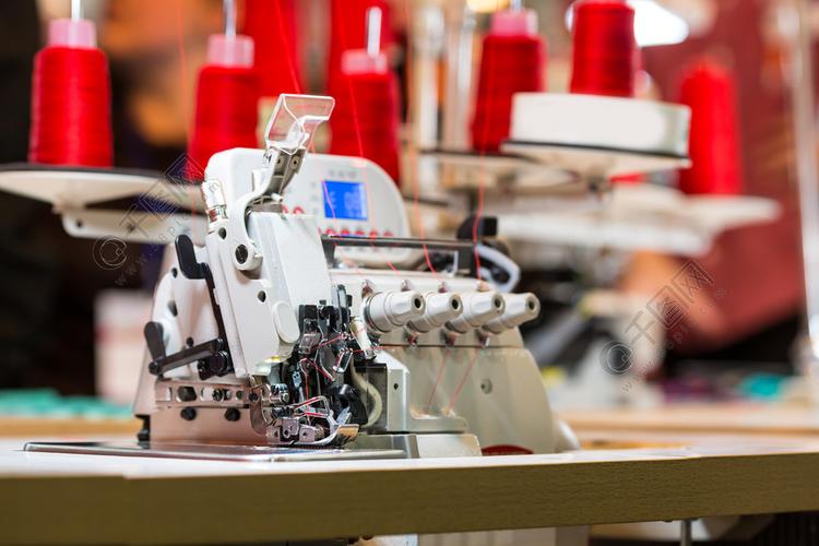 在缝纫工厂的包缝机,没人衣服缝制纺织面料布制造,针线技术缝纫工厂的